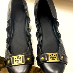 EUC Tory Burch Clines Ballet Flats Shoes Patent Black Leather Golden Logo